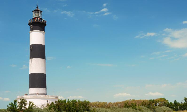 Phare de Chassiron éclairé par la lumière du matin