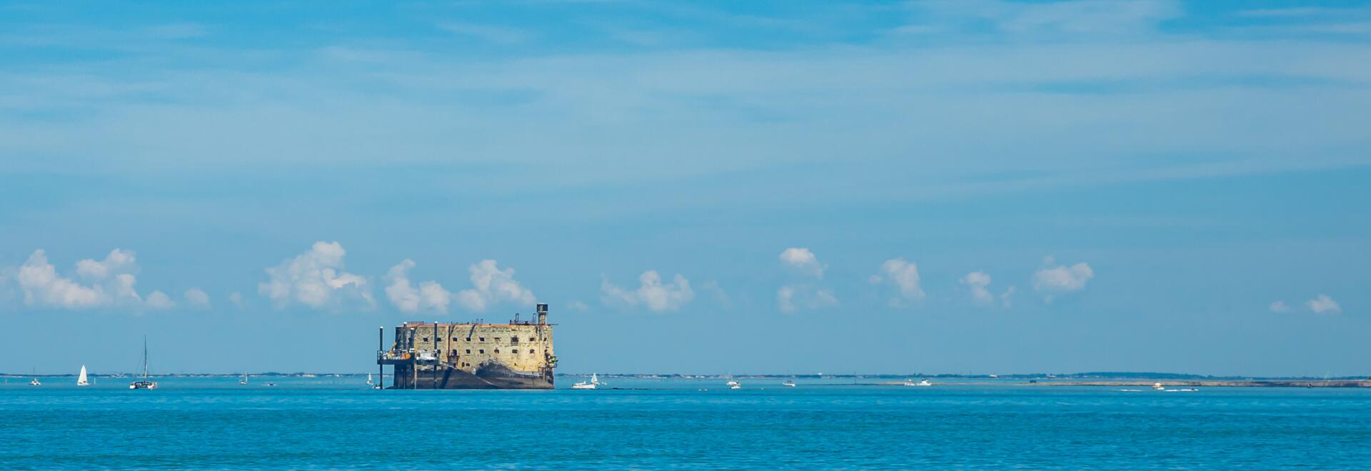 Fort Boyard aperçu à l’horizon depuis une plage de l’île d’Oléron