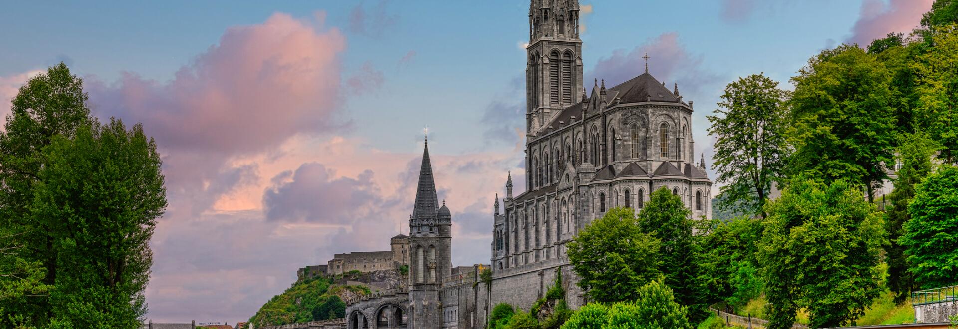 Vue de Lourdes et d’un site emblématique