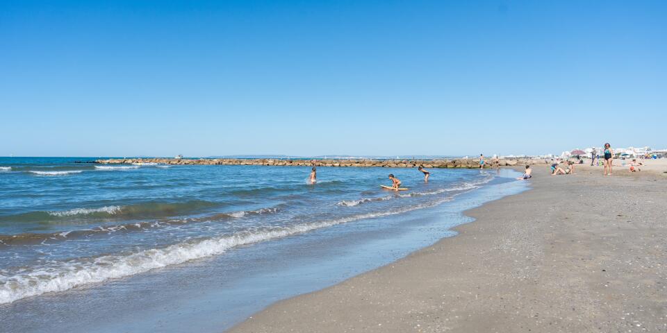 Plage de sable en bord de mer près de Port Camargue