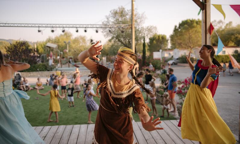 Des vacanciers profitent des animations et de l’ambiance conviviale du camping L’Hippocampe.