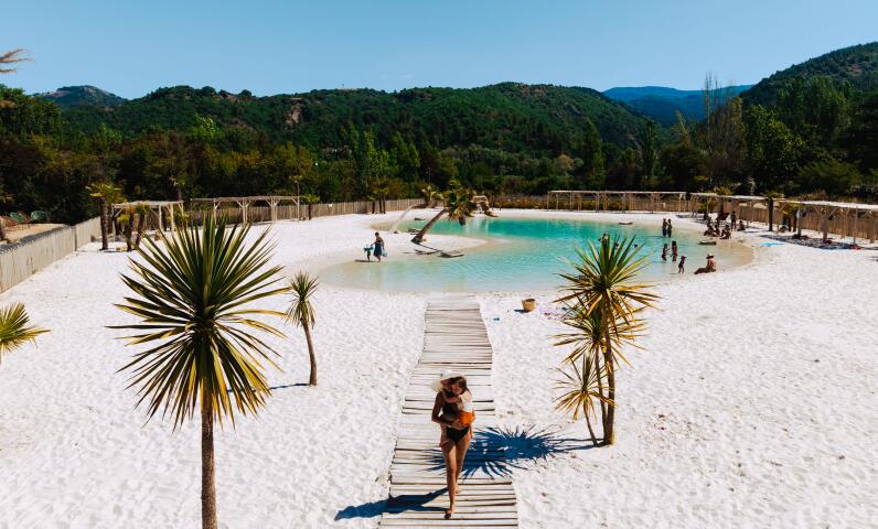Les espaces aquatiques du camping L’Hippocampe réunissent piscines, toboggans et lagon.