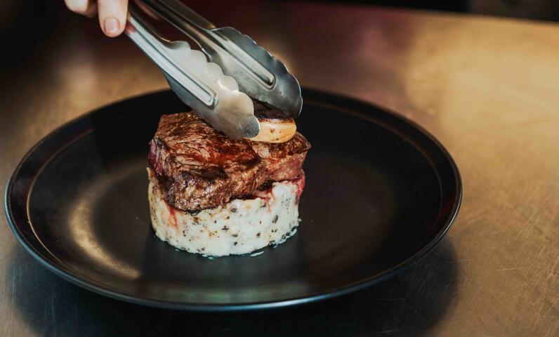 plat du restaurant présenté dans une assiette