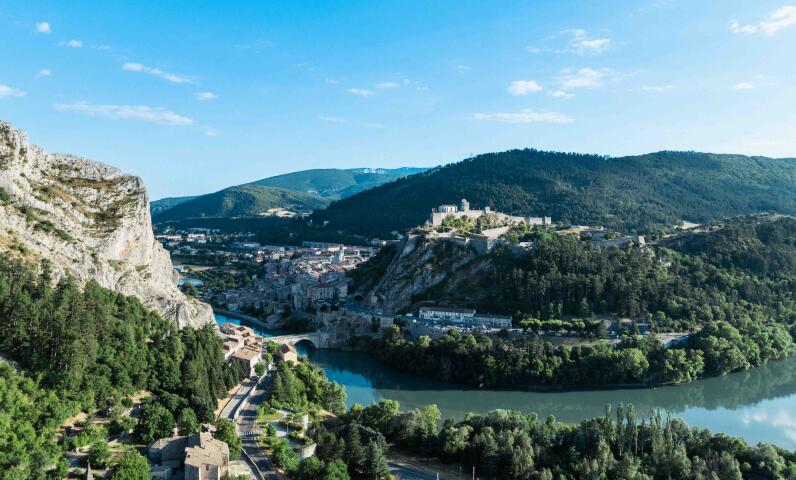 Un panorama typique de la Provence mêlant reliefs et végétation méditerranéenne