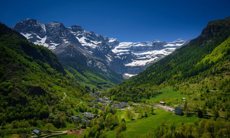 Cirque de Gavarnie entouré de hautes falaises dans les Hautes-Pyrénées