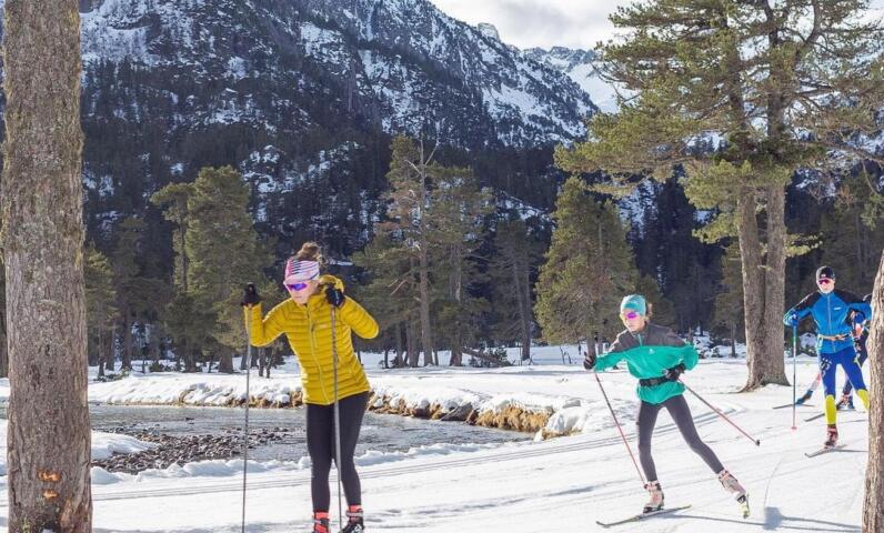 Pistes de ski de fond à Cauterets avec les montagnes enneigées en arrière-plan