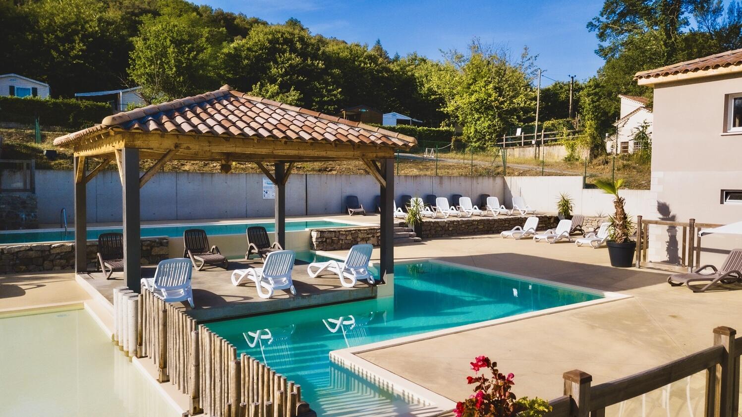 Bassin extérieur avec transats dans un camping