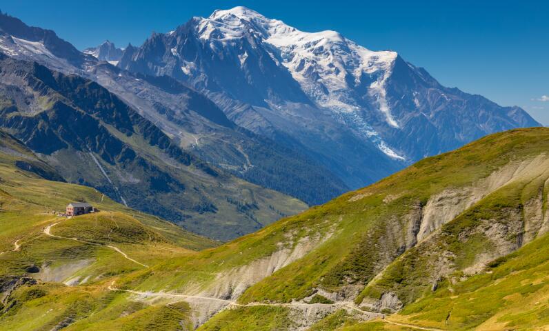 Vue sur un paysage de montagne avec des sommets enneigés
