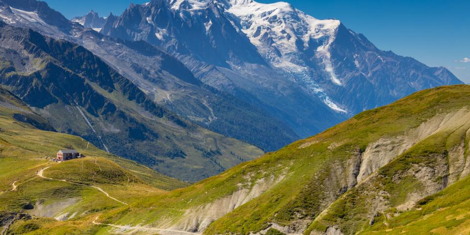 Vue sur un paysage de montagne avec des sommets enneigés