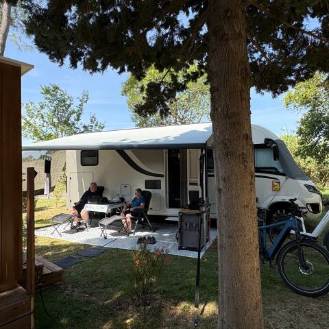 Emplacement Camping avce camping car face au sanitaire individuel
