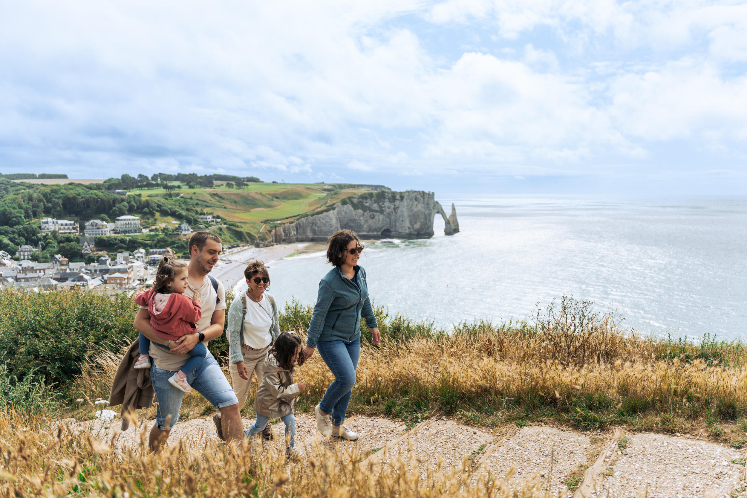 Escursionisti su un sentiero che domina le falesie di Étretat