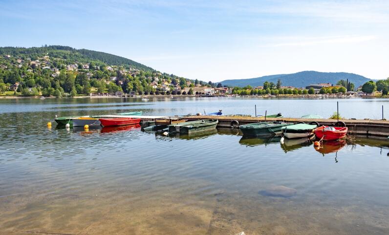 Vista sul lago di Gérardmer circondato da montagne e foreste