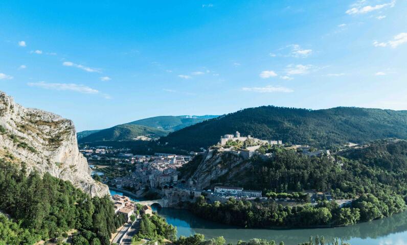 Veduta generale dei dintorni del campeggio Volonne, circondato dalla campagna provenzale