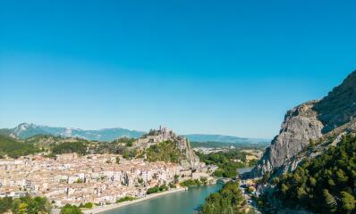 Vista del villaggio di Volonne in Alpes-de-Haute-Provence