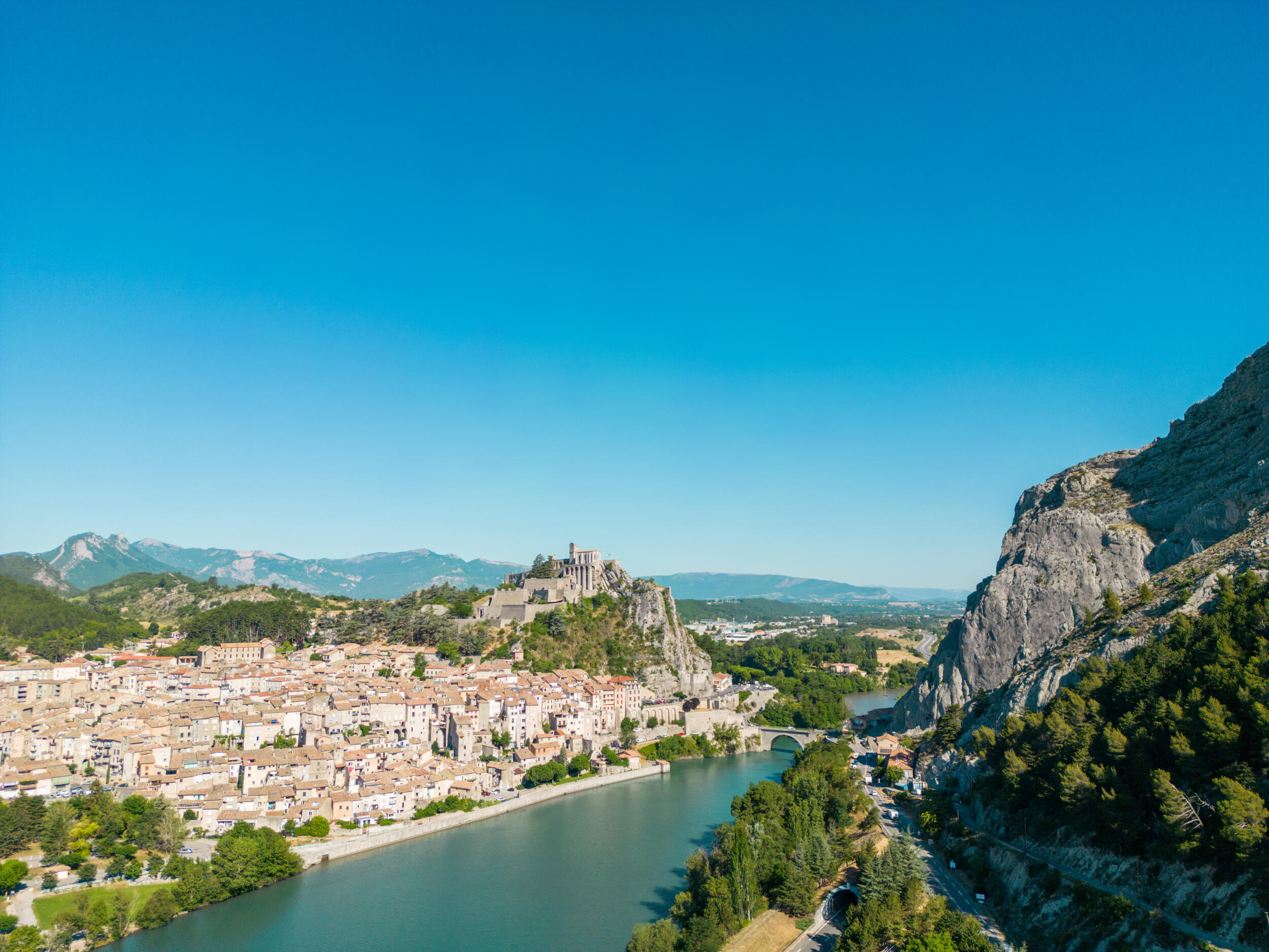 Vista del villaggio di Volonne in Alpes-de-Haute-Provence