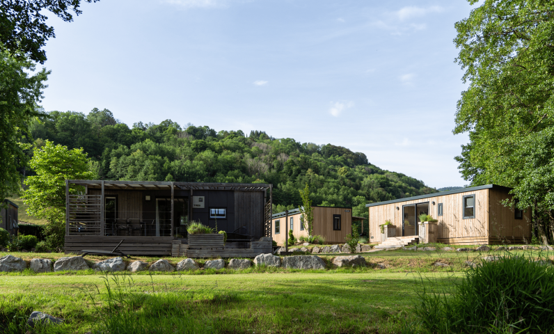 Case mobili situate in un ambiente montano durante l'estate