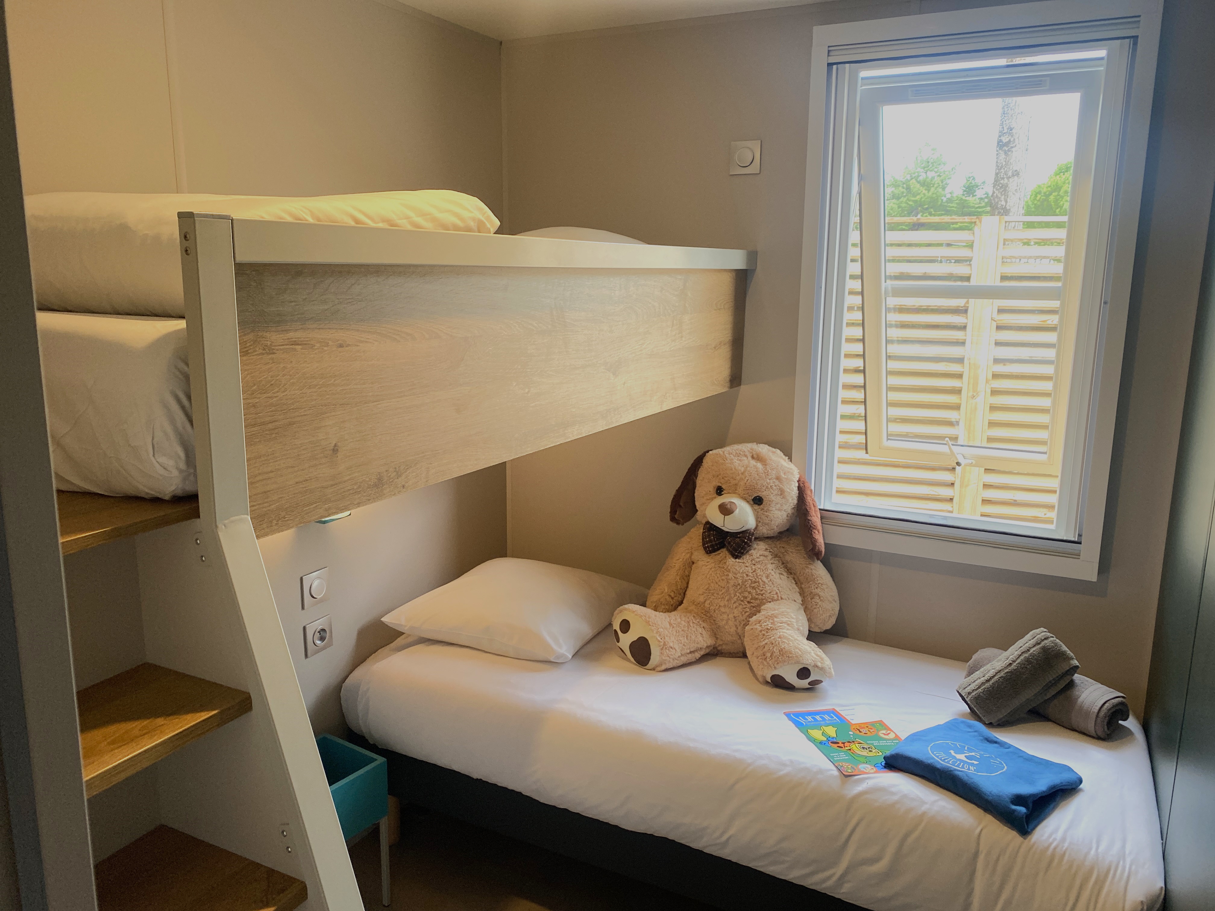 Stapelbedkamer, mogelijkheid voor het plaatsen van een babybedje | Sunêlia Luxe 6 personen | Verhuur van stacaravans op Ile de Ré