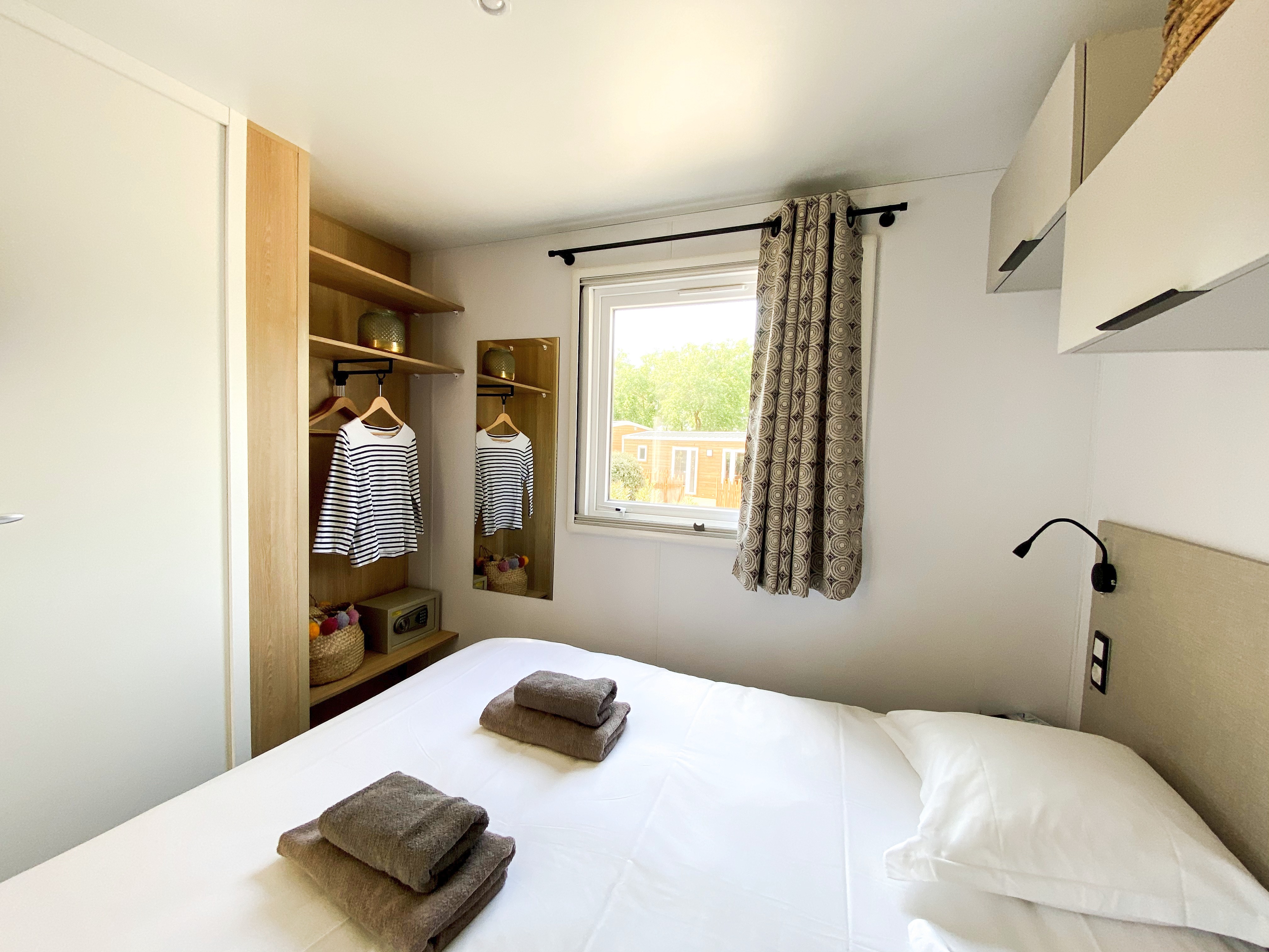 Ruime slaapkamer met tweepersoonsbed | Sunêlia Luxe 6 personen | Verhuur van stacaravans op Ile de Ré