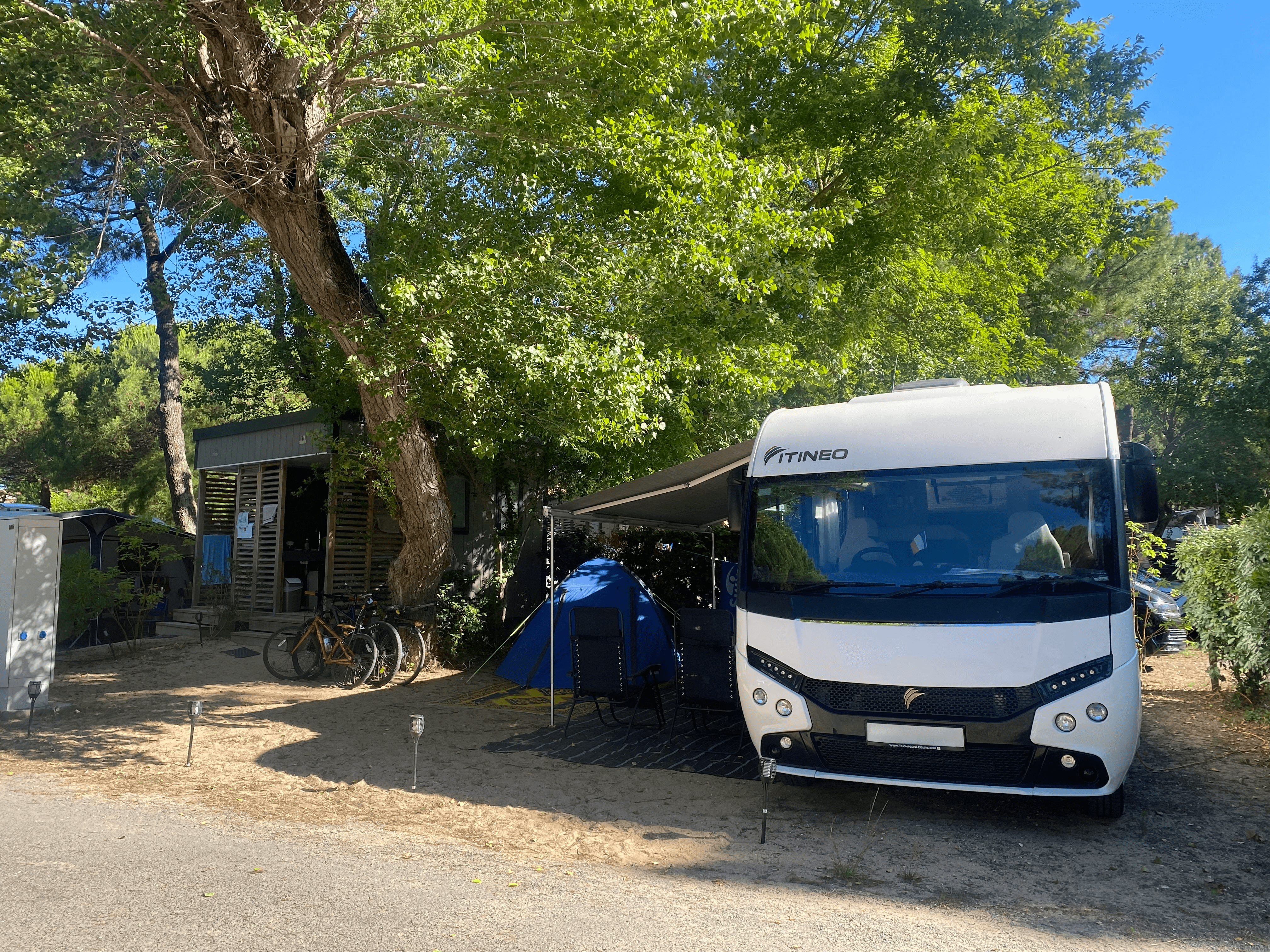 luxe kampeerplaats op een 5 sterren camping in frankrijk aan zee