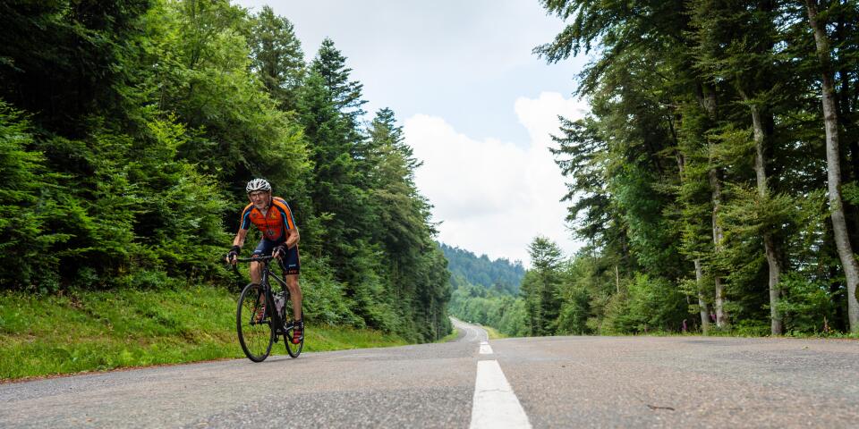 Fietser op de Route des Crêtes in het hart van de Vogezen
