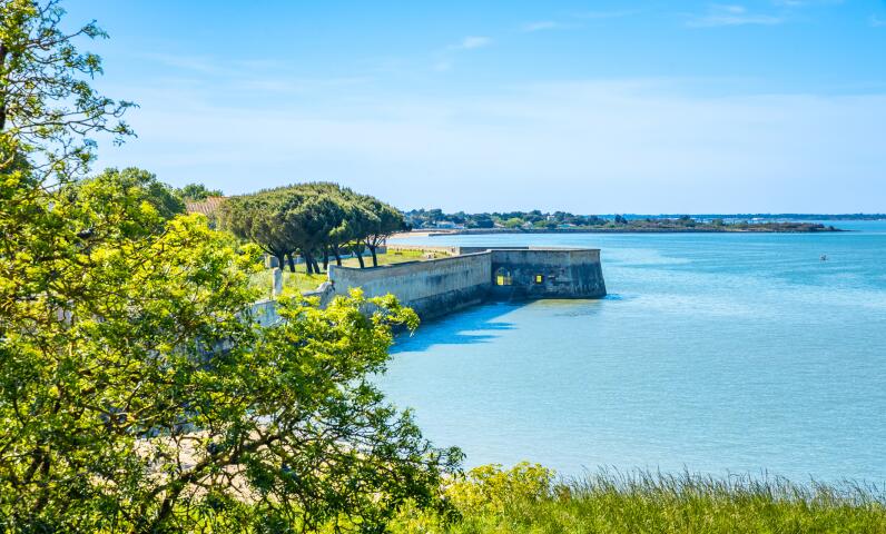 Stadswallen van de citadel van Château d'Oléron bij de kustlijn