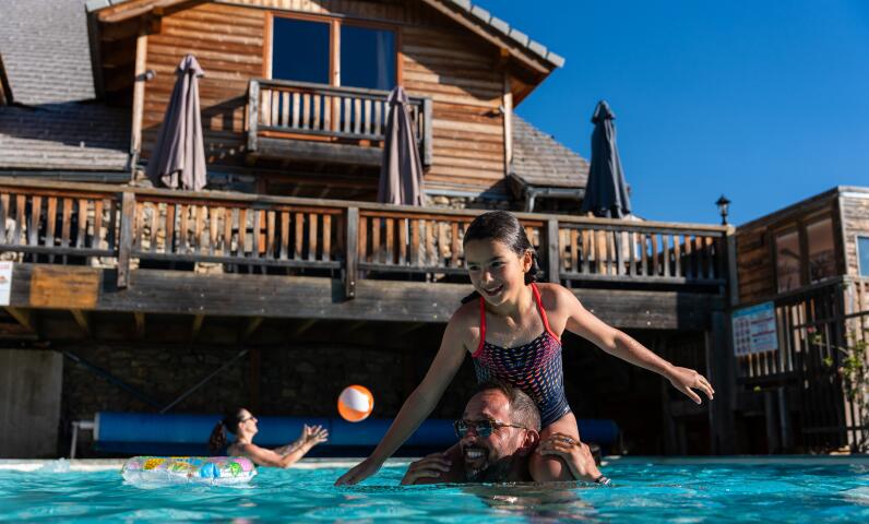 Buitenzwembad met alpine landschap