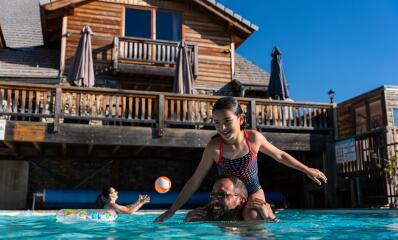 Buitenzwembad met alpine landschap
