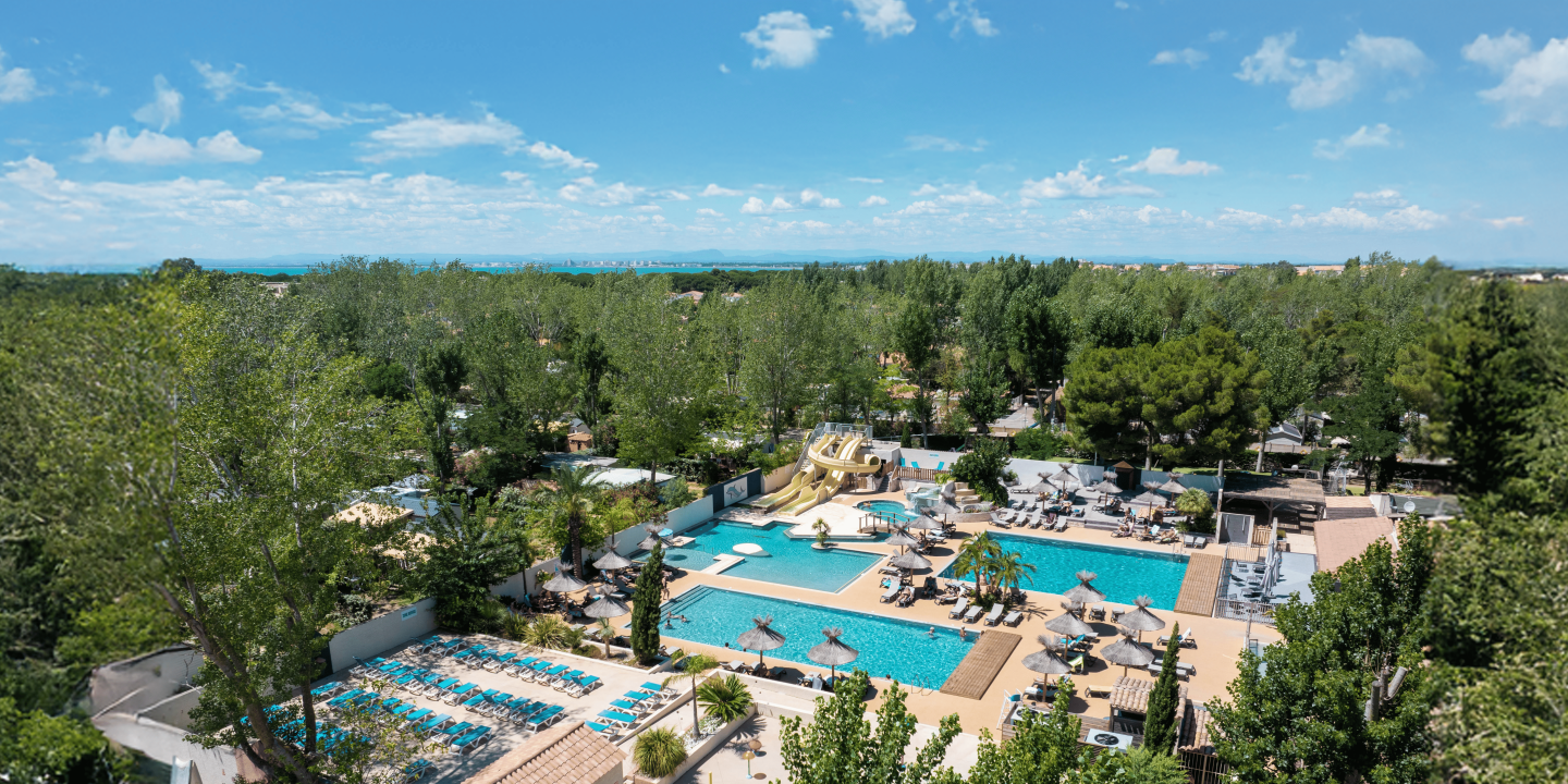 Buitenzwembad op camping Les Jardins de Tivoli met ligstoelen en parasols