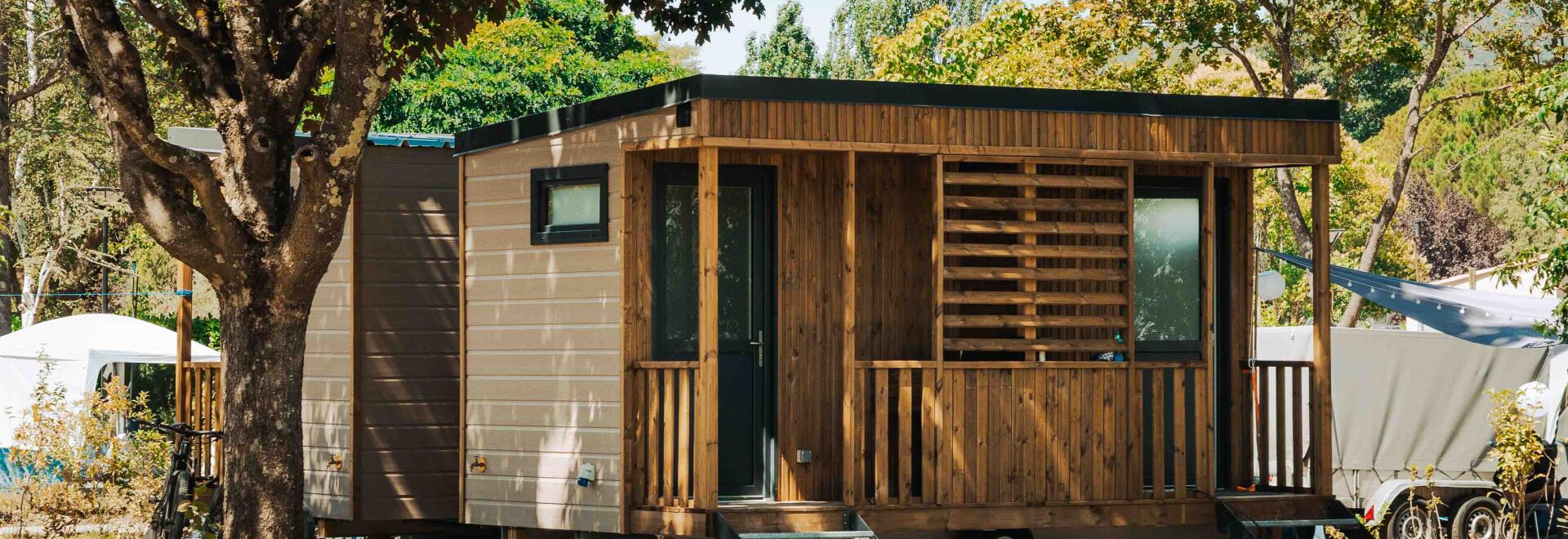 Ruime accommodatie met aangelegd terras, gelegen in een weelderige groene omgeving.