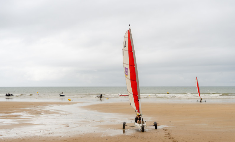 Groot strand in Les Sables-d'Olonne met fijn zand en uitzicht op de oceaan
