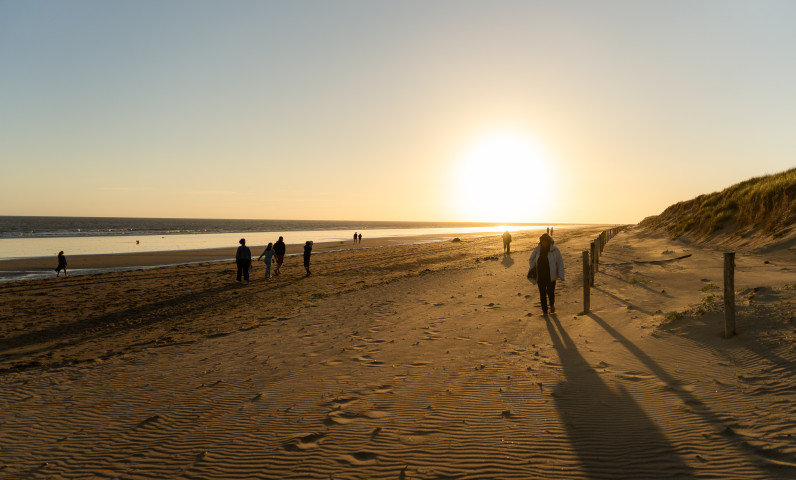 Zonsondergang op het strand in Les Sables-d'Olonne met uitzicht op de oceaan.