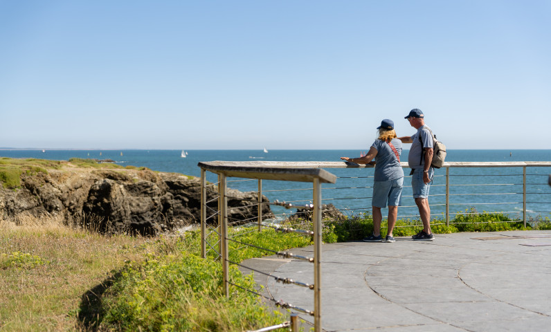 Wandelaars op een kustpad in de Vendée met uitzicht op de oceaan.