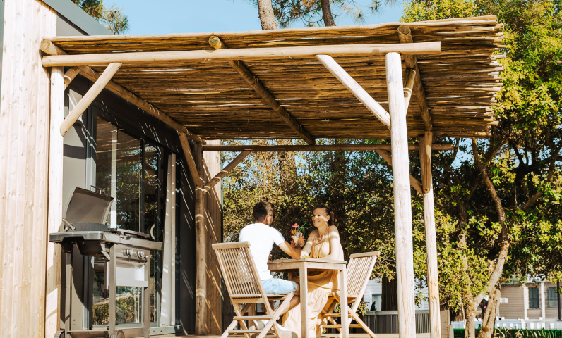 Moderne stacaravan met terras op een camping bij Les Sables d'Olonne