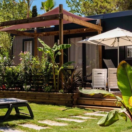Stacaravan met terras op een luxe camping